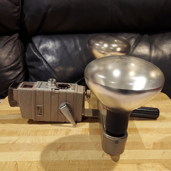 1950S BELL & HOWELL 8MM CAMERA & HAND-HELD LIGHT BAR FOR INDOOR PROJECTOR MOVIES - Picture 5 of 14